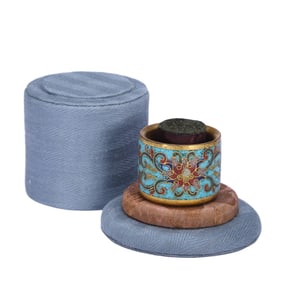 A CLOISONNE ENAMEL LOTUS SCROLL ARCHER RING