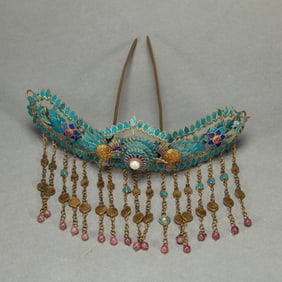 A KING FISHER FEATHER DECORATED SILVER-GILT HAIRPIN