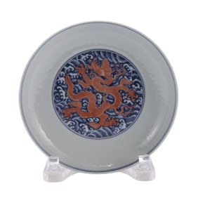 A CHINESE UNDERGLAZE BLUE AND IRON RED GLAZE PORCELAIN DISH