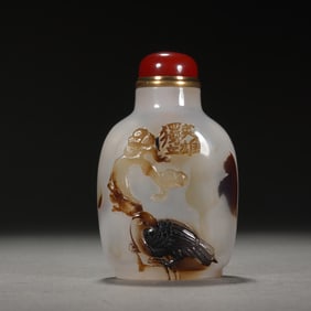 A CARVED AGATE SNUFF BOTTLE