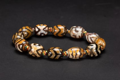 A TIBETAN DZI BEADS PRAYER