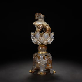 A CARVED AGATE BEAST LAMP HOLDER