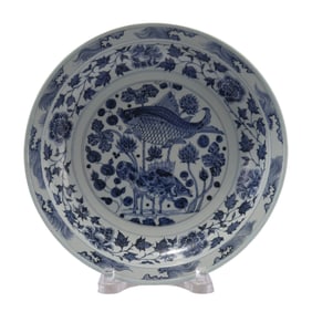 A CHINESE BLUE AND WHITE PORCELAIN LOTUS POND DISH