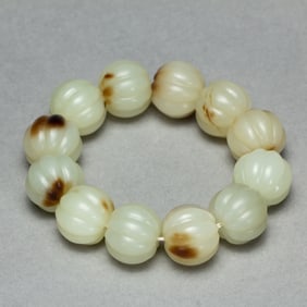 A WHITE JADE BEADS BRACELET