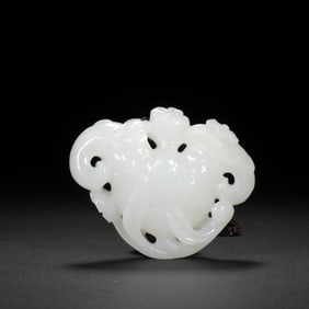 A CARVED WHITE JADE PENDANT