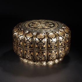 A FINE GOLD PAINTED LACQUER BOX WITH COVER