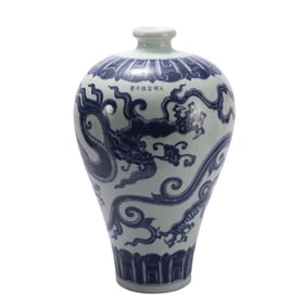 A CHINESE BLUE AND WHITE DRAGON VASE MEIPING