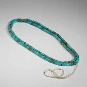 A TURQUOISE BEADS NECKLACE