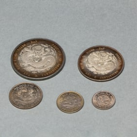 A COLLECTION OF SILVER COINS