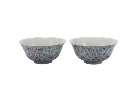 A PAIR OF FAMILLE ROSE PORCELAIN BOWLS