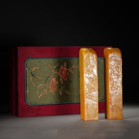 TWO CARVED TIANHUANG DRAGON AND PHOENIX SEALS