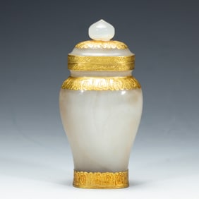 A CARVED AGATE VASE WITH COVER