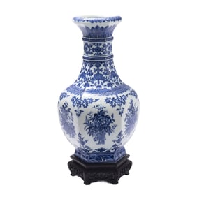 A BLUE AND WHITE FLORAL PORCELAIN VASE