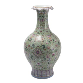 A FAMILLE ROSE PORCELAIN VASE