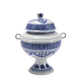 A BLUE AND WHITE PORCELAIN LIDDED JAR