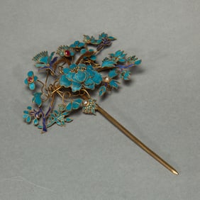 A KING FISHER FEATHER DECORATED SILVER-GILT HAIRPIN