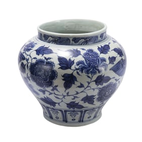 A BLUE AND WHITE PORCELAIN JAR