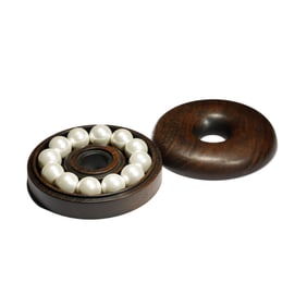 A PEARL BRACELET WITH WOODEN BOX