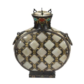 A VERY RARE GOLD AND SILVER INLAID HARDSTONES DECORATED BRONZE WINE VESSEL BIANHU