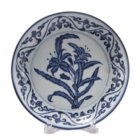 A CHINESE BLUE AND WHITE PORCELAIN DISH