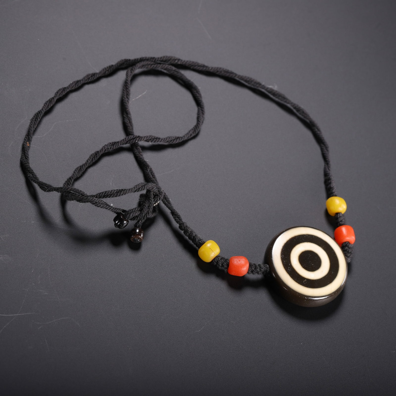 A TIBETAN DZI BEAD NECKLACE (1 of 8)