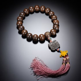 A CHINESE ALOESWOOD CHENXIANG PRAYER BEADS SHOUCHUAN