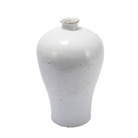 A CHINESE WHITE GLAZE PORCELAIN VASE