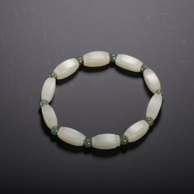 A WHITE JADE BEADED BRACELET