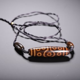 A TIBETAN DZI BEADS NECKLACE
