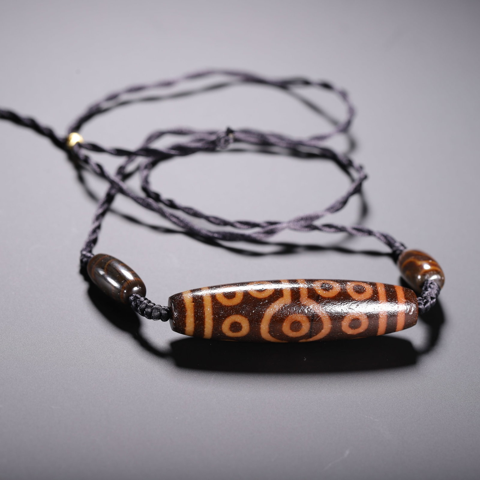 A TIBETAN DZI BEADS NECKLACE (1 of 8)