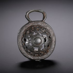 A TIBETAN AMULET PENDANT