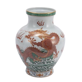 A FAMILLE ROSE IRON RED GLAZE PORCELAIN GOLD PAINTED DRAGON VASE