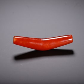 AN AGATE BEAD PENDANT