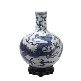 A CHINESE BLUE AND WHITE PORCELAIN DRAGON GLOBULAR VASE