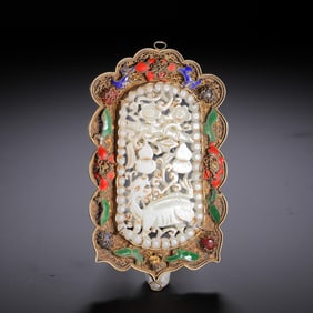 A CARVED WHITE JADE PLAQUE INLAID BRONZE PENDANT