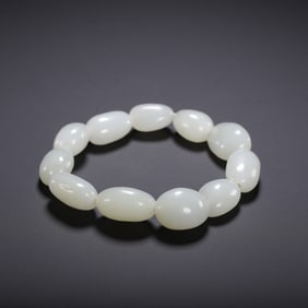 A WHITE JADE BEADED BRACELET