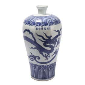 A BLUE AND WHITE PORCELAIN VASE