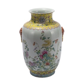 A CHINESE FAMILLE ROSE PORCELAIN VASE