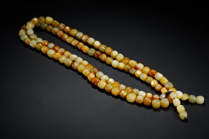 A WHITE JADE BEADED NECKLACE