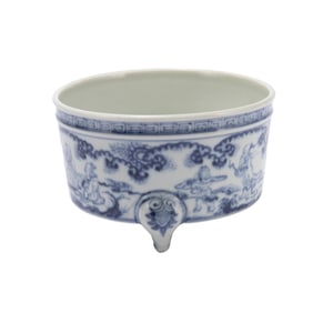 A BLUE AND WHITE PORCELAIN TRIPOT CENSER