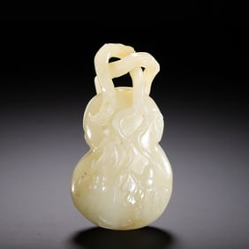 A CARVED WHITE JADE DOUBLE GOURDS BOX WITH COVER