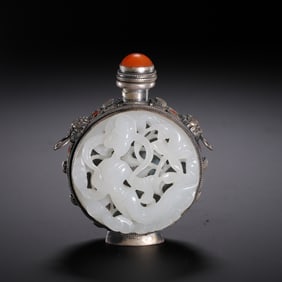 A CARVED WHITE JADE SNUFF BOTTLE