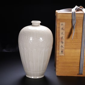 AN INCISED TING-WARE VASE MEIPING