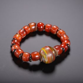 AN AGATE BEADED BRACELET