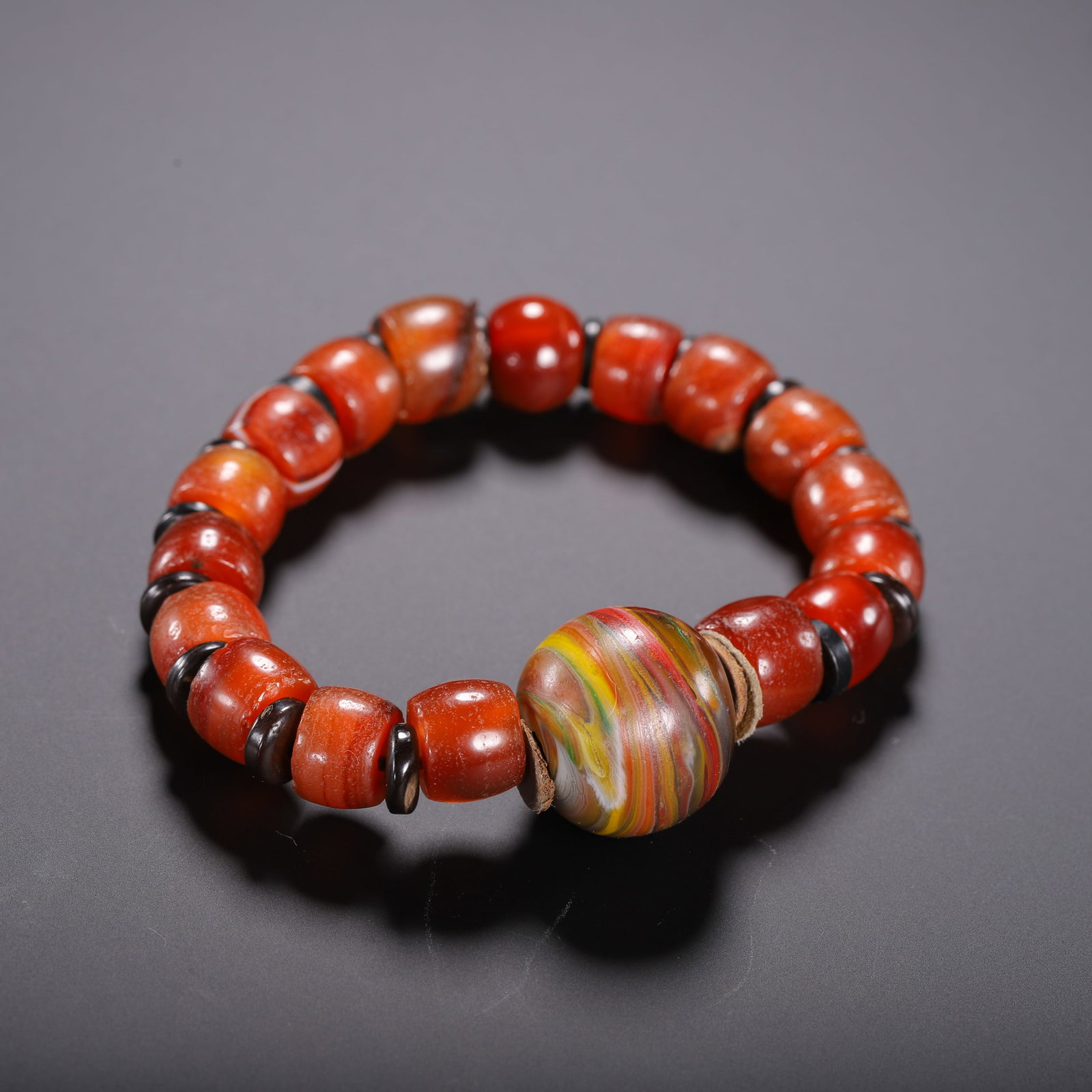 AN AGATE BEADED BRACELET (1 of 8)