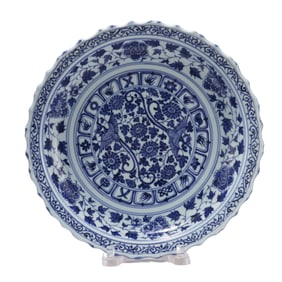 A BLUE AND WHITE LOBED PORCELAIN DISH