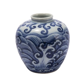A CHINESE BLUE AND WHITE PORCELAIN JAR