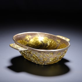 A BRONZE-GILT CUP WITH HANDLES