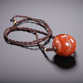AN AGATE BEAD PENDANT