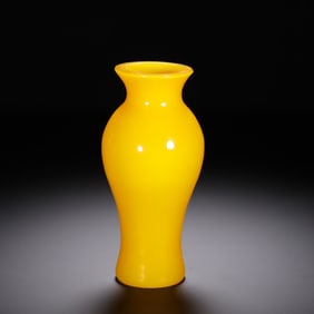 A PEKING GLASS BALUSTER VASE